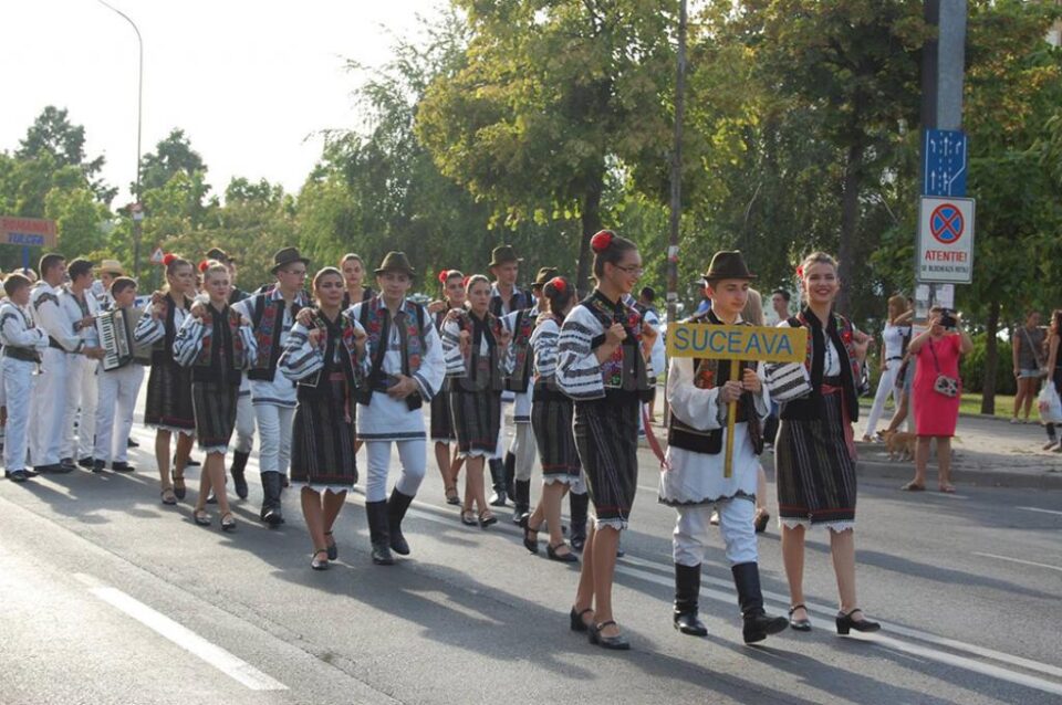 Ansamblul „Plaiurile Dornelor”, pe prima treaptă a podiumului la un festival internațional de folclor