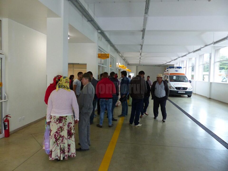 O parte din romii care au venit ieri, de la mic la mare, la Urgențe
