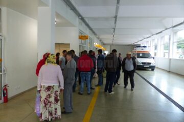 O parte din romii care au venit ieri, de la mic la mare, la Urgențe