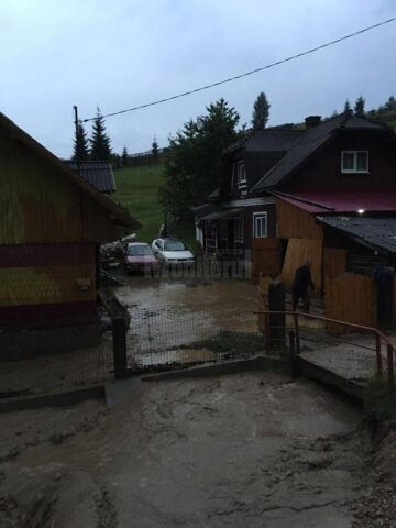 Case și curți măturate de ape, în urma furtunii care a afectat județul luni seara