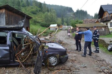 La Fundu Moldovei pârâul Colacu a inundat 30 de curți, un autoturism fiind distrus după ce a fost luat de ape