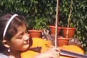 Valentina Cernovschi, fericită că a primit o vioară nouă