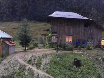 Case și curți măturate de ape, în urma furtunii care a afectat județul luni seara