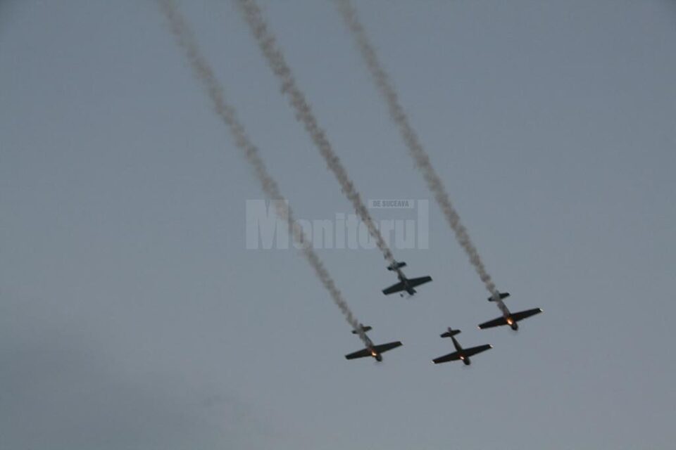 Organizatorii au pregătit pentru spectatori acrobații cu avioane și elicoptere ale unora dintre cei mai experimentați piloți din România și străinătate Organizatorii au pregătit pentru spectatori acrobații cu avioane și elicoptere ale unora dintre cei mai experimentați piloți din România și străinătate