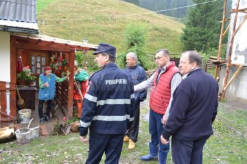 Case și curți măturate de ape, în urma furtunii care a afectat județul luni seara
