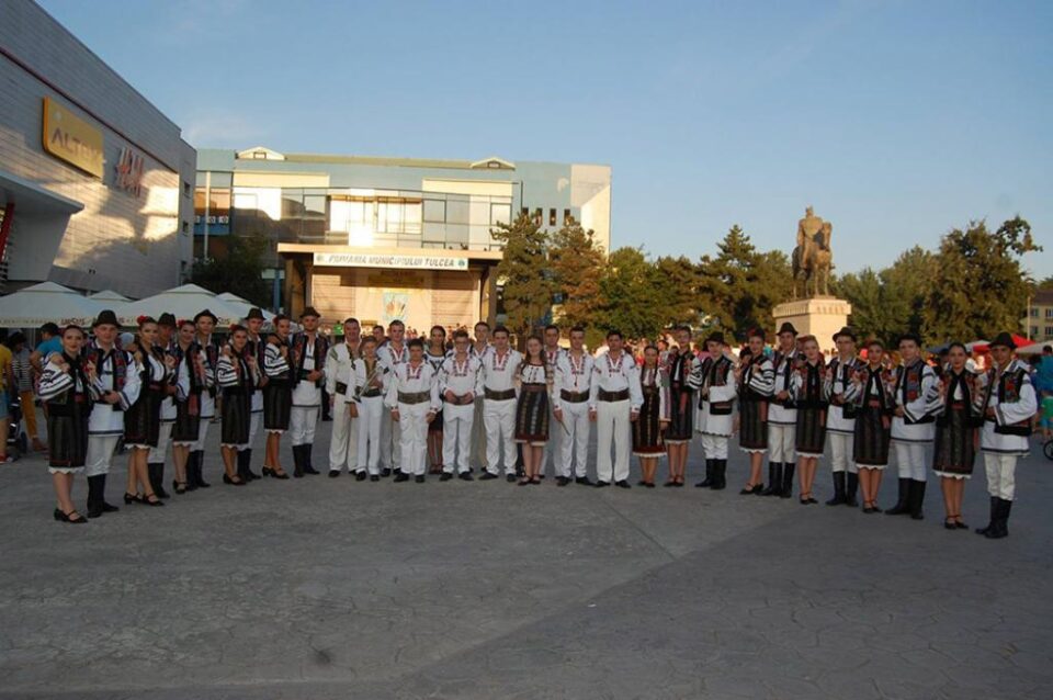 Ansamblul „Plaiurile Dornelor”, pe prima treaptă a podiumului la un festival internațional de folclor