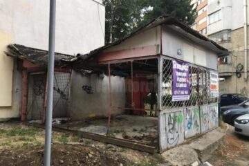 Chioșcul-fantomă din zona Motovelo din Suceava, lăsat în paragină de ani și ani de zile, a fost înlăturat Chioșcul-fantomă din zona Motovelo din Suceava, lăsat în paragină de ani și ani de zile, a fost înlăturat