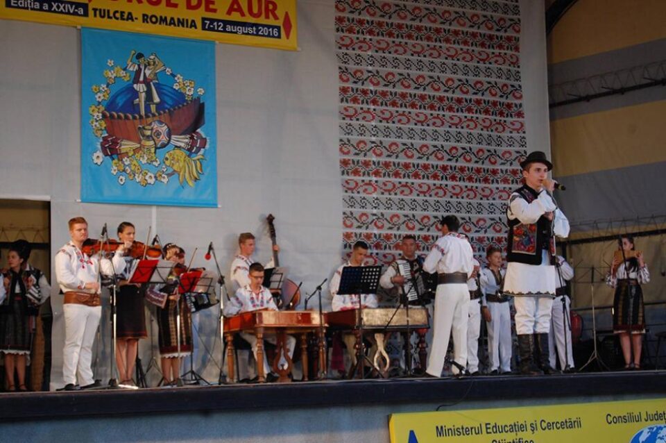 Ansamblul „Plaiurile Dornelor”, pe prima treaptă a podiumului la un festival internațional de folclor