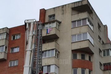 Fata de 16 ani, rămasă pe drumuri, fără nici un sprijin, a vrut să se arunce de pe blocul turn de la ieșirea din Burdujeni spre Botoșani