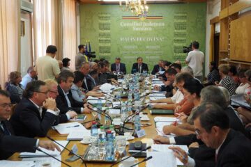 După ședința CJ de aproape șapte ore de luna trecută, cea de ieri, programată pentru ora 11.00, a început sub auspicii la fel de proaste