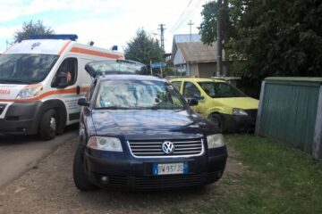 Din impact cele doua mașini au ieșit în afara drumului, taxiul intrând în gardul unei case
