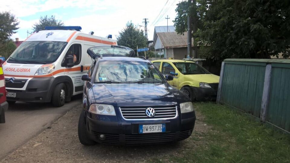 Din impact cele doua mașini au ieșit în afara drumului, taxiul intrând în gardul unei case