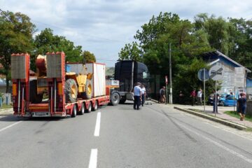 Șoferul tirului a vrut să intre pe un drum în dreapta și a intrat pe sensul opus, pentru a aborda curba larg