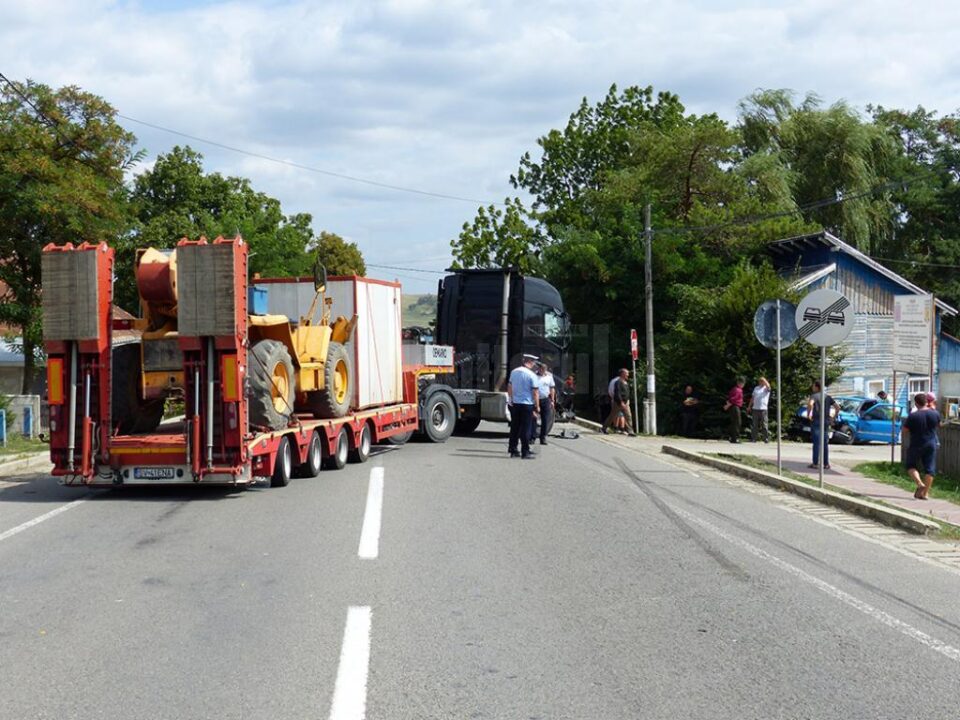 Șoferul tirului a vrut să intre pe un drum în dreapta și a intrat pe sensul opus, pentru a aborda curba larg Șoferul tirului a vrut să intre pe un drum în dreapta și a intrat pe sensul opus, pentru a aborda curba larg
