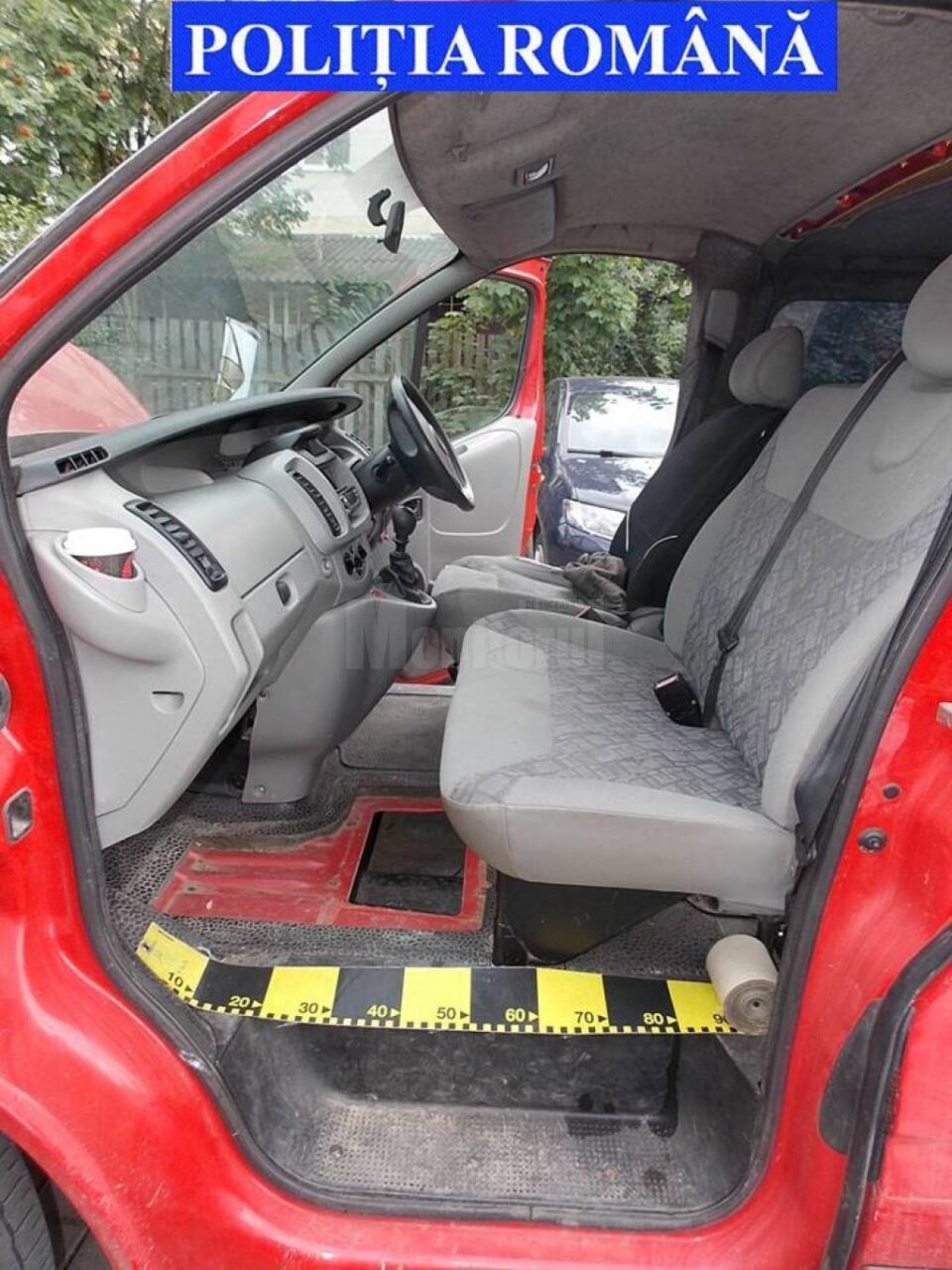 Mașina modificată pentru a transporta țigări de contrabandă