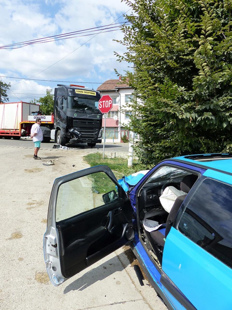 Un autoturism a acroșat un tir la Ilișești, un tânăr fiind rănit
