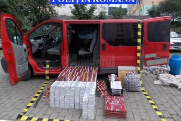Mașina plină cu țigări de contrabandă