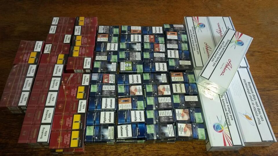 Femeia și fiul ei au fost prinși cu 180 de pachete cu țigări, ascunse într-un bagaj