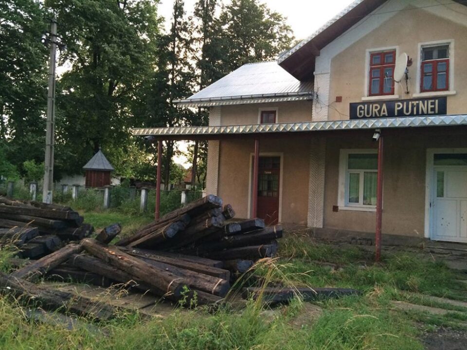 Traverse adunate la Gura Putnei, de unde au fost preluate pe calea ferata de utilajele CFR Infrastructura