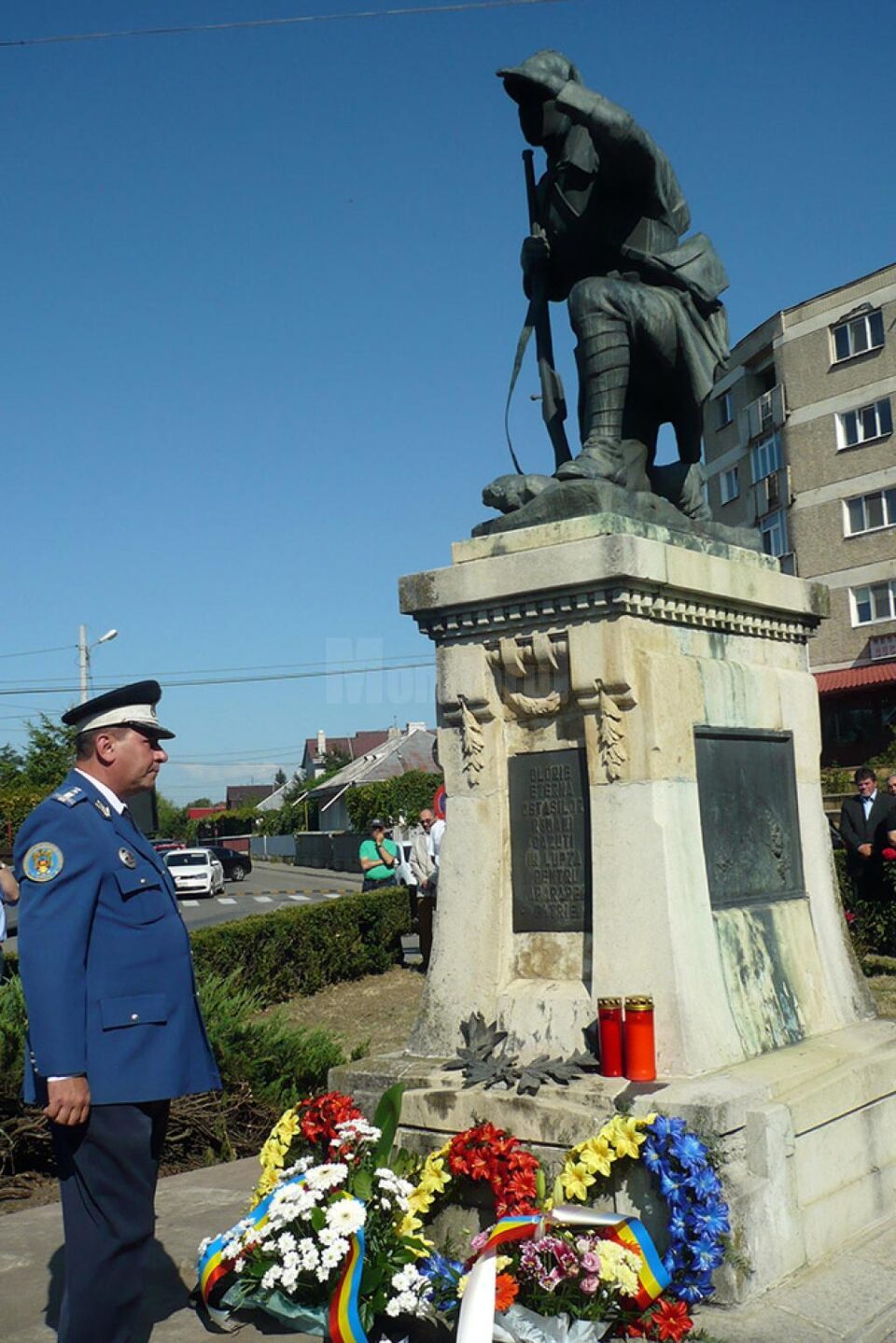 În acordurile imnului eroilor au fost depuse jerbe de flori și au fost aprinse candele în memoria eroilor căzuți în Primul război Mondial