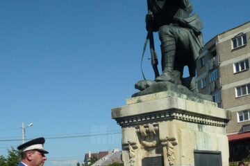 În acordurile imnului eroilor au fost depuse jerbe de flori și au fost aprinse candele în memoria eroilor căzuți în Primul război Mondial