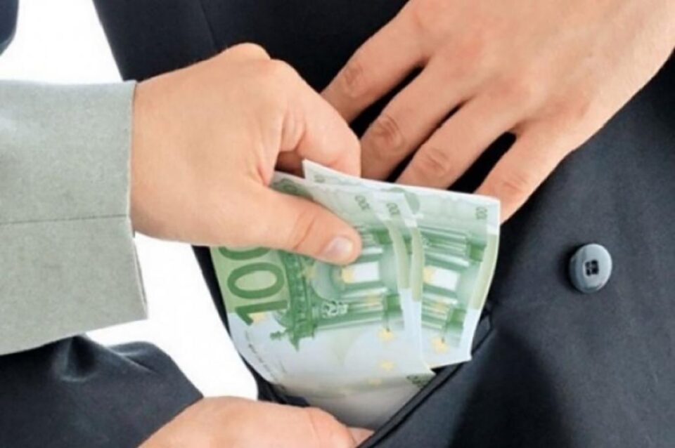 Bărbatul își făcuse un obicei în a cere și a primi bani de la diferiți candidați care doreau să ajungă soldați profesioniști Foto: pentrutimisoara.ro