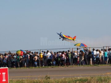 Lupinguri, picaje și viraje impresionante, balansuri amețitoare ale aparatelor de zbor, într-un show aviatic spectaculos