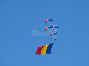 Lupinguri, picaje și viraje impresionante, balansuri amețitoare ale aparatelor de zbor, într-un show aviatic spectaculos