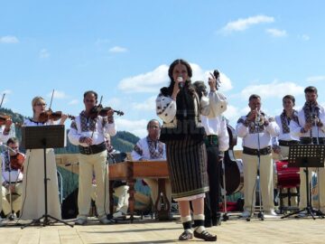 Scena de spectacol a fost însuflețită de cei mai cunoscuți și apreciați artiști de folclor ai zonei