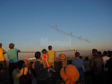 Lupinguri, picaje și viraje impresionante, balansuri amețitoare ale aparatelor de zbor, într-un show aviatic spectaculos