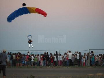 Lupinguri, picaje și viraje impresionante, balansuri amețitoare ale aparatelor de zbor, într-un show aviatic spectaculos