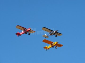 Lupinguri, picaje și viraje impresionante, balansuri amețitoare ale aparatelor de zbor, într-un show aviatic spectaculos