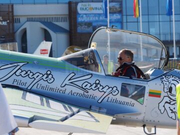 Lupinguri, picaje și viraje impresionante, balansuri amețitoare ale aparatelor de zbor, într-un show aviatic spectaculos