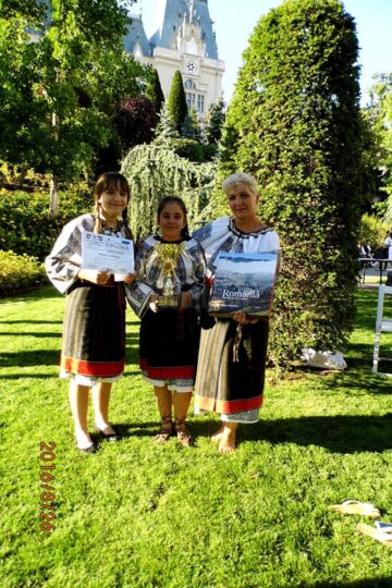 Iulia Brumă, de la Palatul Copiilor Suceava, profesor îndrumător Olga Marcela Reuț, a obținut Trofeul Festivalului la secțiunea Meșteșuguri