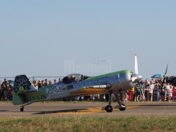 Lupinguri, picaje și viraje impresionante, balansuri amețitoare ale aparatelor de zbor, într-un show aviatic spectaculos