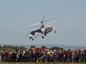 Lupinguri, picaje și viraje impresionante, balansuri amețitoare ale aparatelor de zbor, într-un show aviatic spectaculos