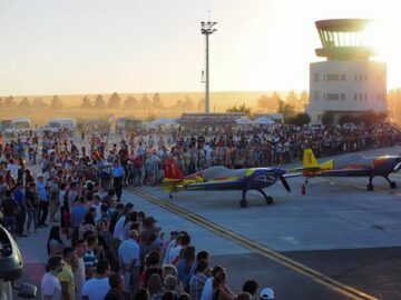 Lupinguri, picaje și viraje impresionante, balansuri amețitoare ale aparatelor de zbor, într-un show aviatic spectaculos