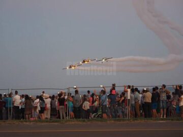 Lupinguri, picaje și viraje impresionante, balansuri amețitoare ale aparatelor de zbor, într-un show aviatic spectaculos