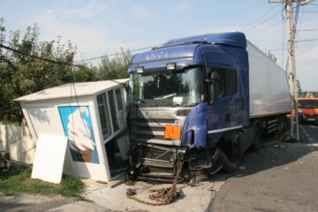 Un șofer a intrat cu tirul în doi stâlpi de alimentare cu electricitate