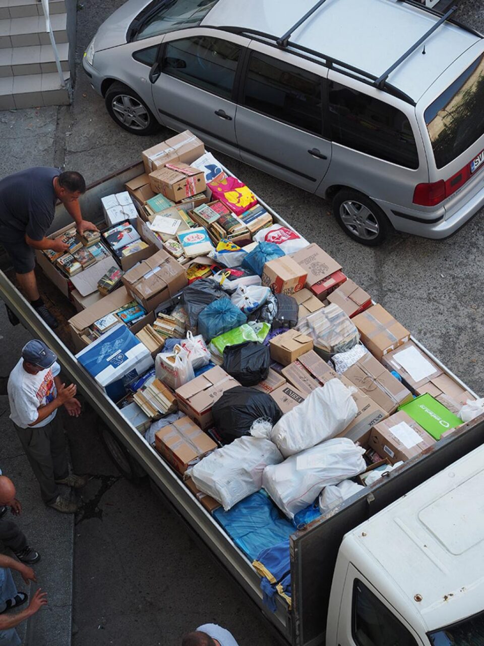 Camioneta cu cărțile care s-au strâns în ultimele cinci săptămâni la sediul cotidianului nostru