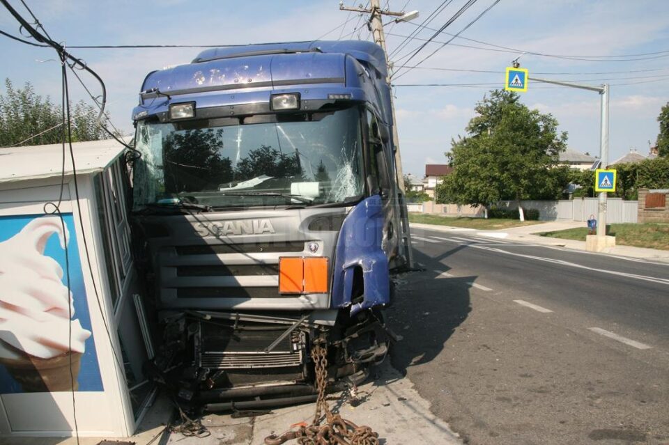 Un tir scăpat de sub control a rupt doi stâlpi de alimentare cu electricitate, lăsând o parte din satul Plopeni fără curent electric
