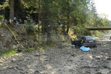 Autoturismul a lovit un copac iar apoi a plonjat în albia pârâului