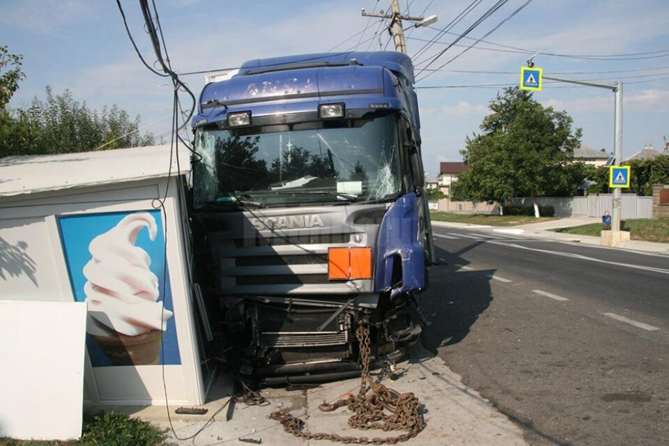 Camionul a distrus stâlpii de electricitate și s-a oprit în chioșcul de înghețată, pe care l-a avariat