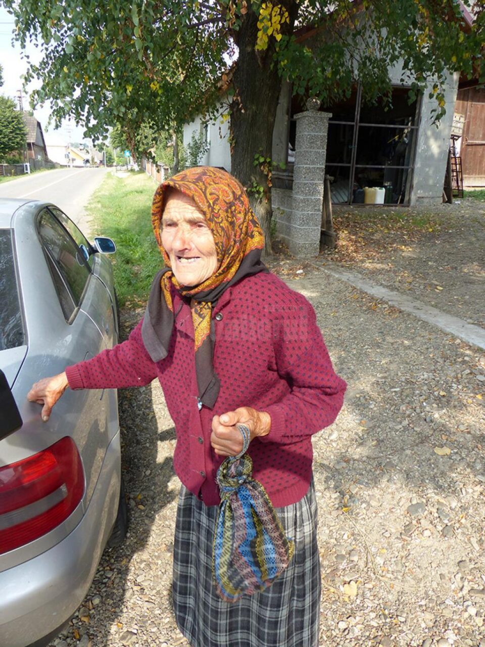 Una din bătrânele din Comănești care nu știe ce s-a întâmplat cu banii depuși de ea și de membrii familiei sale Una din bătrânele din Comănești care nu știe ce s-a întâmplat cu banii depuși de ea și de membrii familiei sale