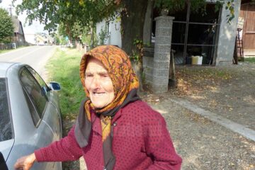 Una din bătrânele din Comănești care nu știe ce s-a întâmplat cu banii depuși de ea și de membrii familiei sale