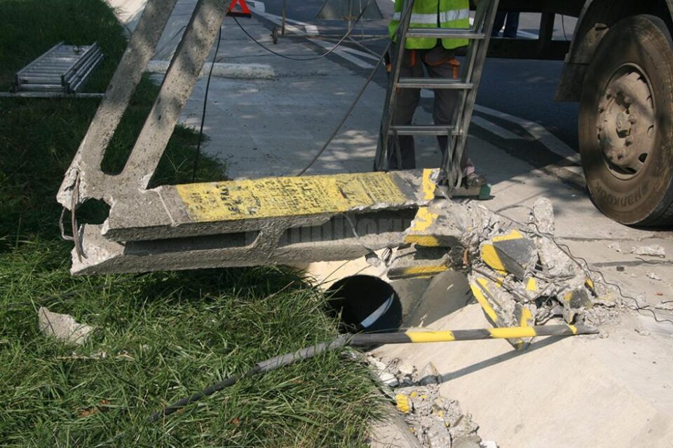 Cei doi stâlpi din beton s-au frânt în urma impactului cu cabina tirului scăpat de sub control