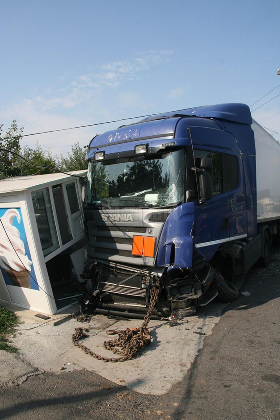 Un tir scăpat de sub control a rupt doi stâlpi de alimentare cu electricitate, lăsând o parte din satul Plopeni fără curent electric