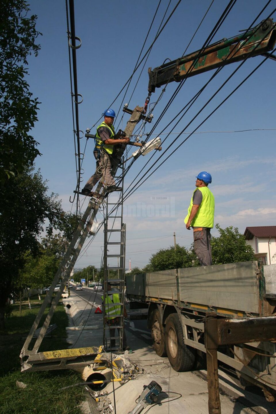 Echipele E.ON au intervenit marți dimineața pentru refacerea rețelei electrice distruse în urma accidentului