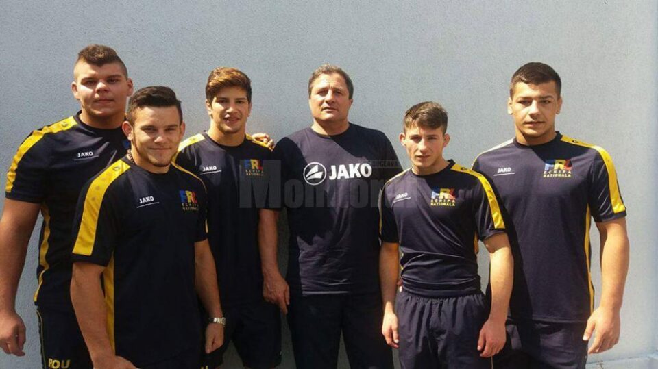 Suceveanul Teodor Horătău (al doilea de la stânga la dreapta) va reprezenta România la Campionatul Mondial de lupte greco-romane pentru juniori