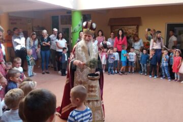 IPS Pimen, Arhiepiscopul Sucevei si Radautilor, ii stropeste cu agheasma pe micutii prescolari
